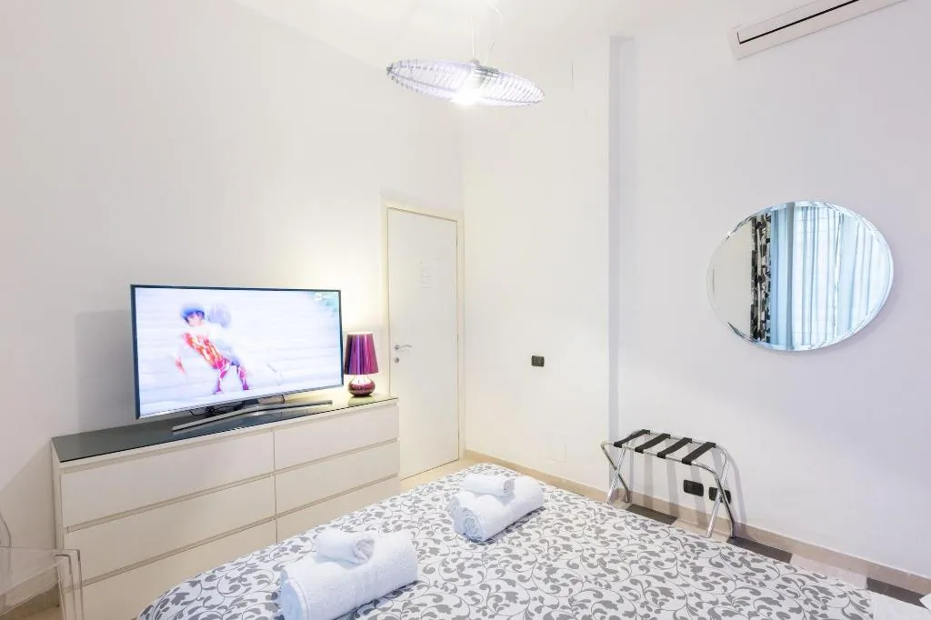 Room, B&B New Liberty in Rome, Naples
