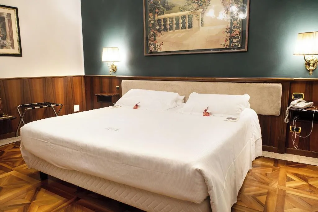 Room, Santa Barbara, Milan