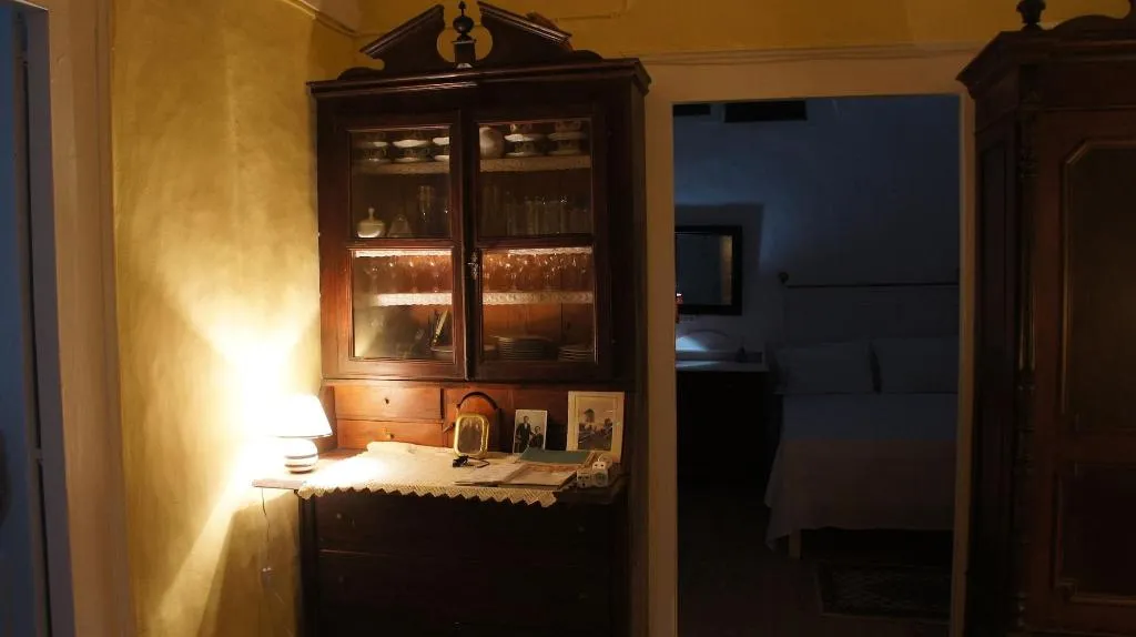 Room, Marcos Rooms, Santorini