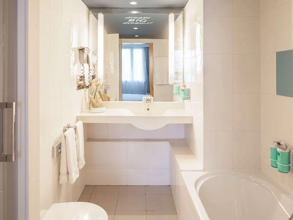 TWIN CLASSIC Room, Novotel Barcelona Cornella, Barcelona
