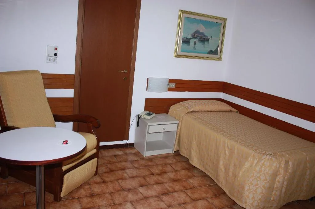 Room, Piccolo Hotel, Milan