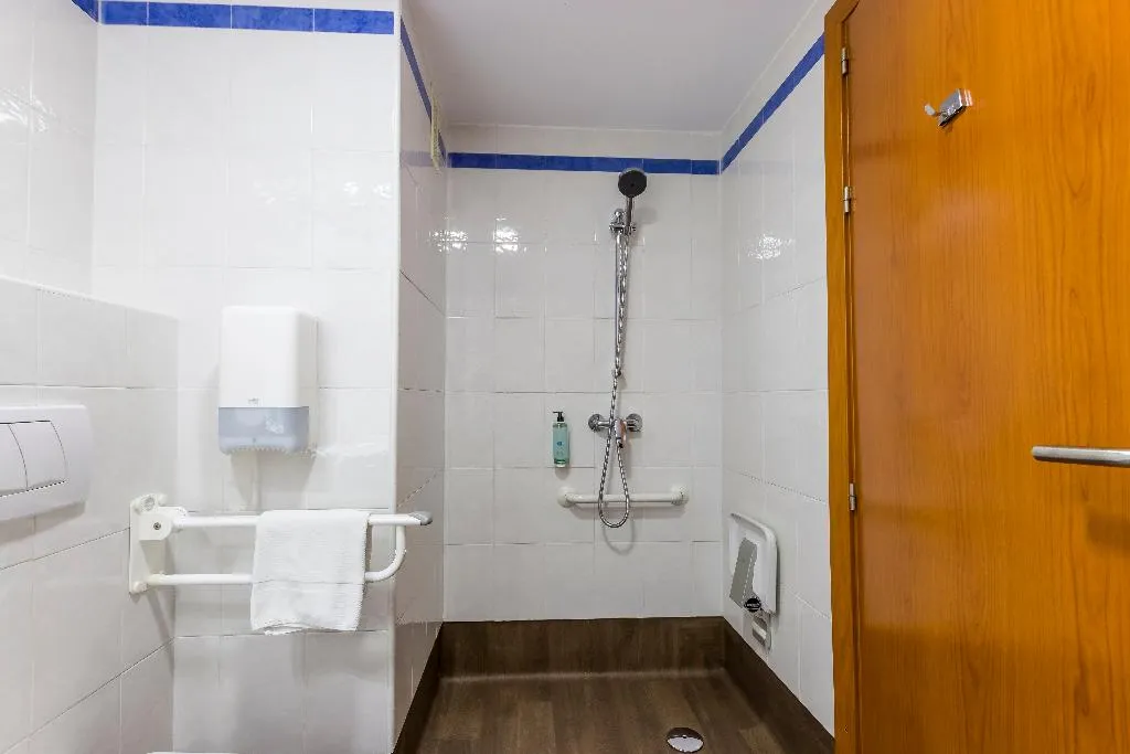 TWIN Accessible Room, Travelodge Madrid Alcala de Henares, Madrid
