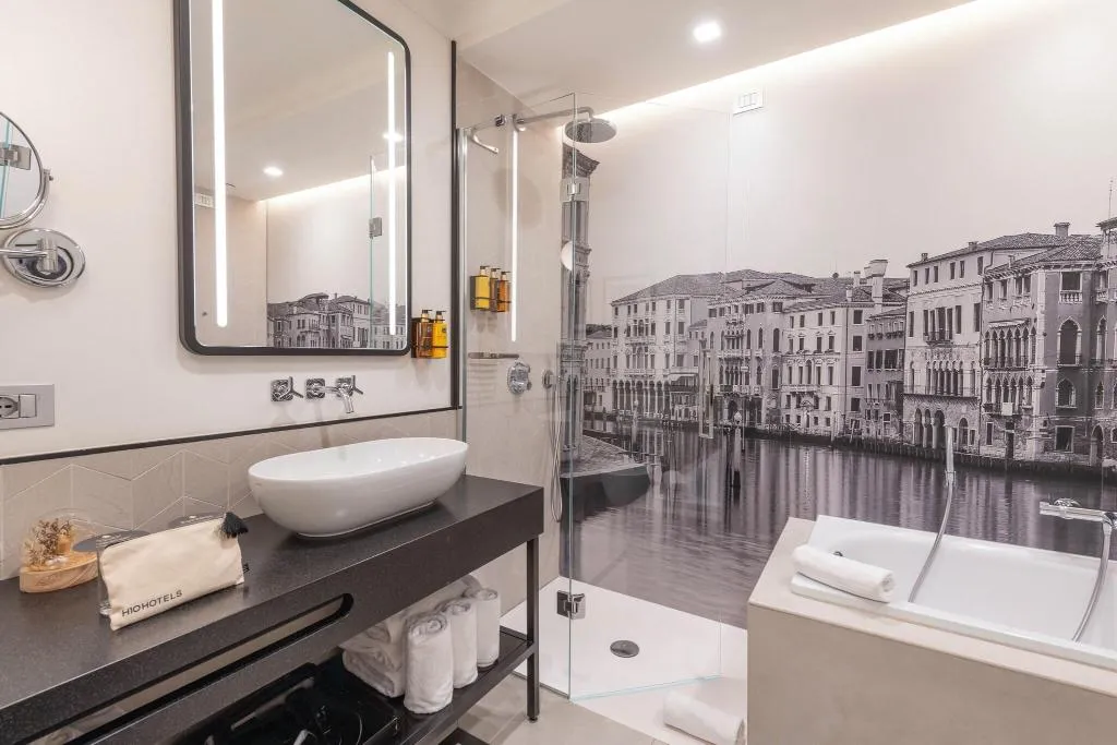 SUITE KING SIZE BED Room, H10 Palazzo Canova, Venice