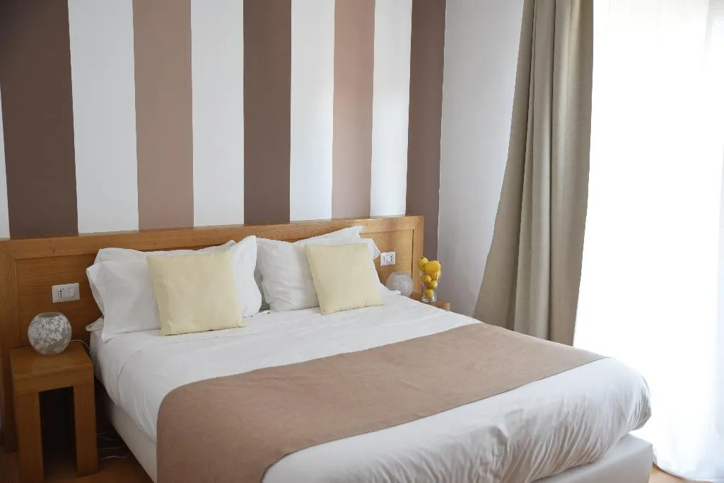 Room, The Night Guest House Sorrento, Naples