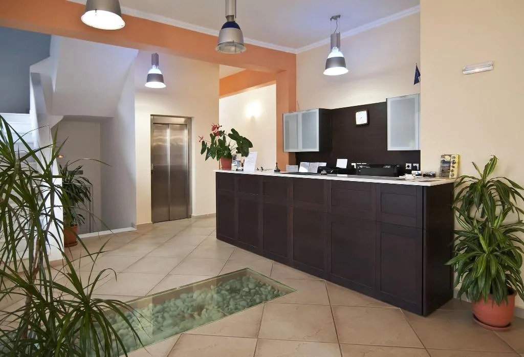 Lobby, Romantica, Kythira