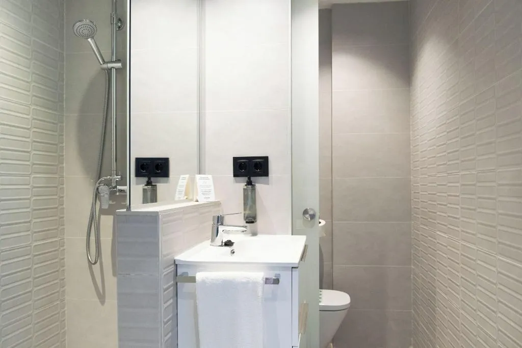 DOUBLE SINGLE USE SUPERIOR WITH DOUBLE BED Room, Checkin Montserrat, Barcelona