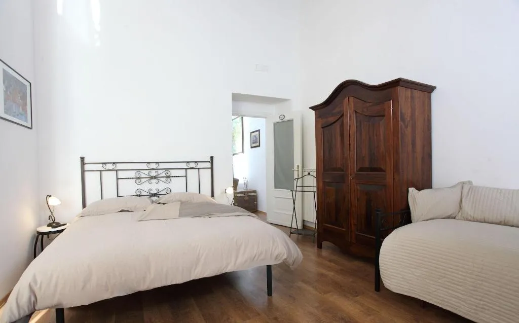 Room, Napolipietrasanta, Naples