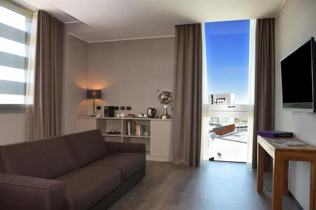 SUITE KING SIZE BED Room, H2c Hotel Milanofiori, Milan