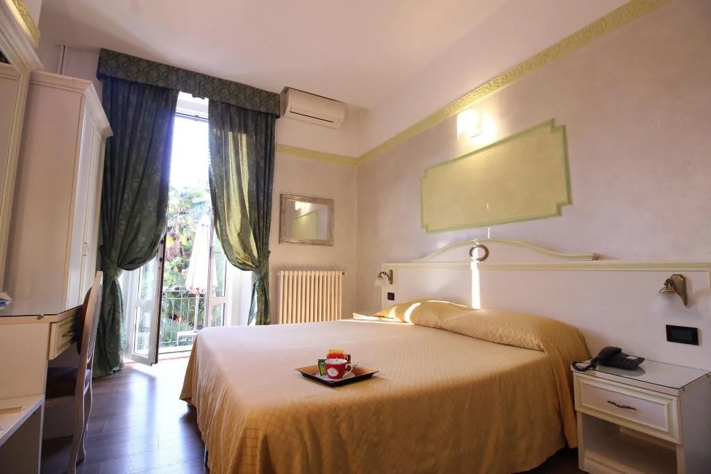 Lobby, Charly, Milan