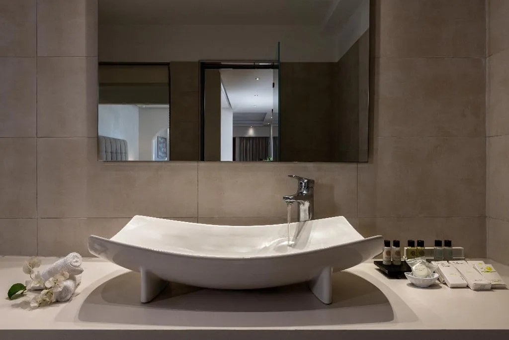 SUITE WITH JACUZZI Room, splendour hotel and suites, Santorini