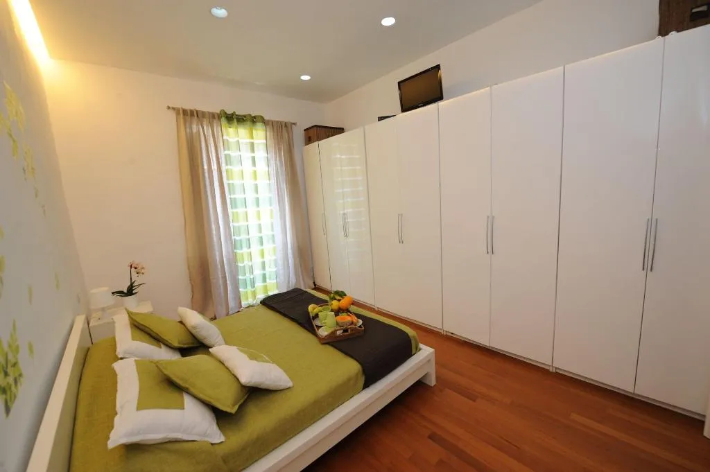 Room, Sorrento Center Suite, Naples