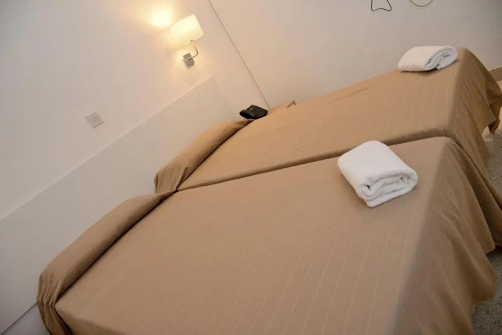 Room, White Star, Malta