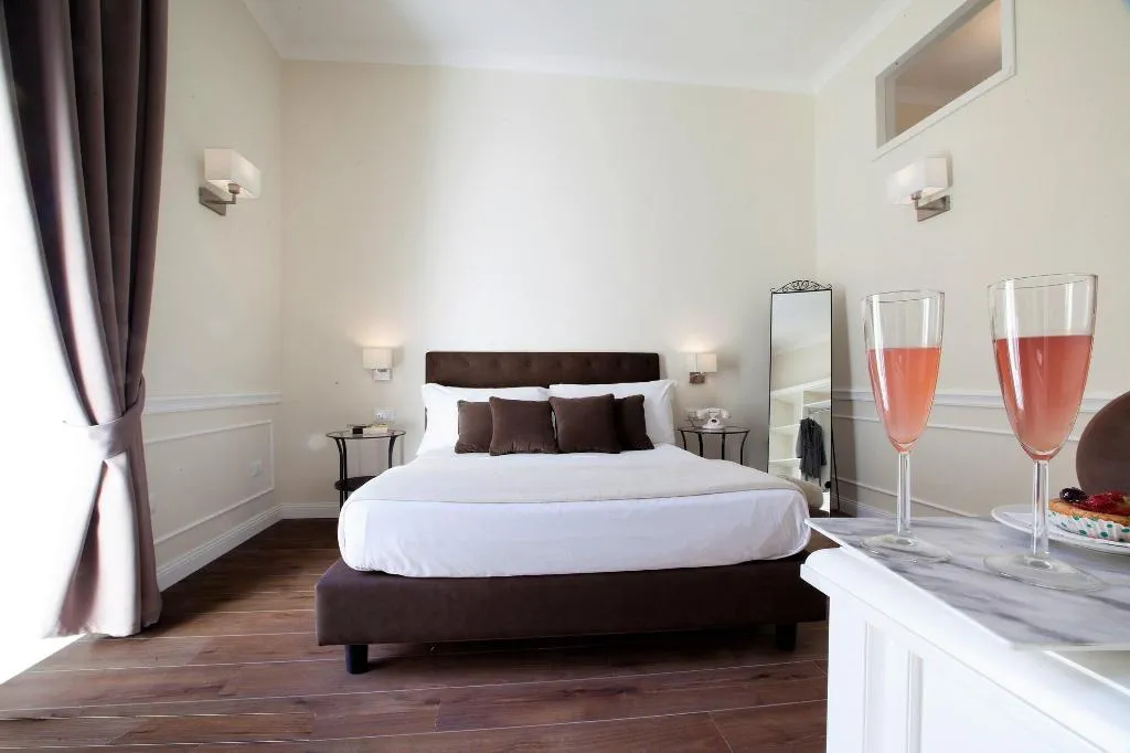 Room, La Fontanina Suites, Naples