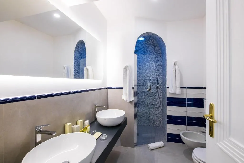 APARTMENT KING SIZE BED Room, Savoia, Naples