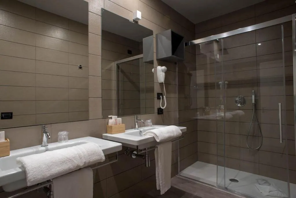 QUADRUPLE QUEEN SIZE BED Room, Hotel San Giovanni Roma, Naples