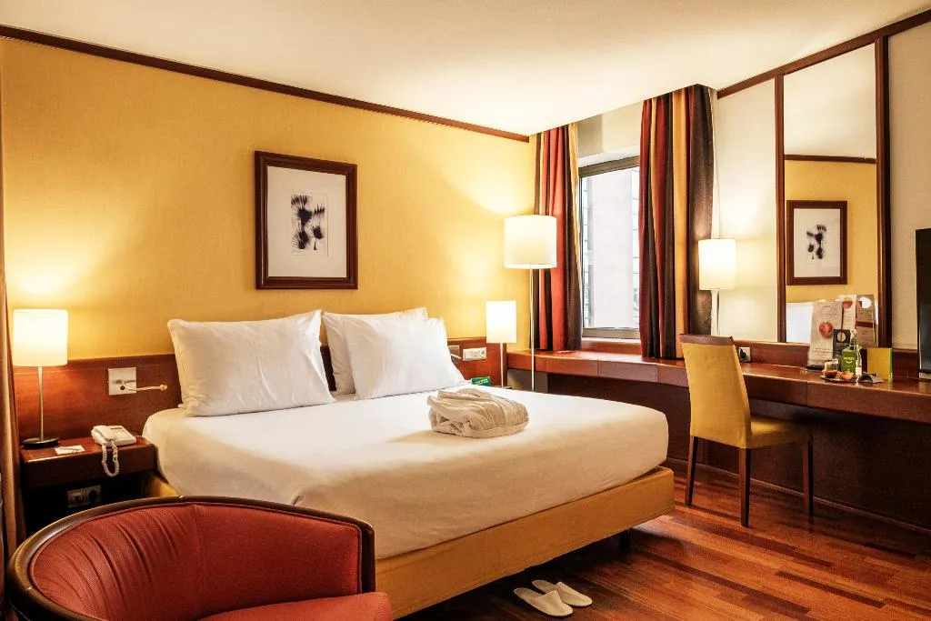 SUITE KING SIZE BED Room, Holiday Inn Lisbon Continental, Lisbon