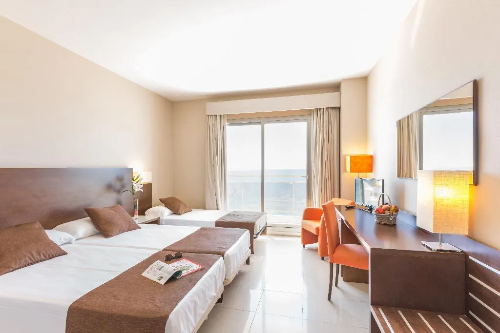 QUADRUPLE SEA VIEW Room, Hotel Bahía Calpe by Pierre & Vacances, Costa Blanca
