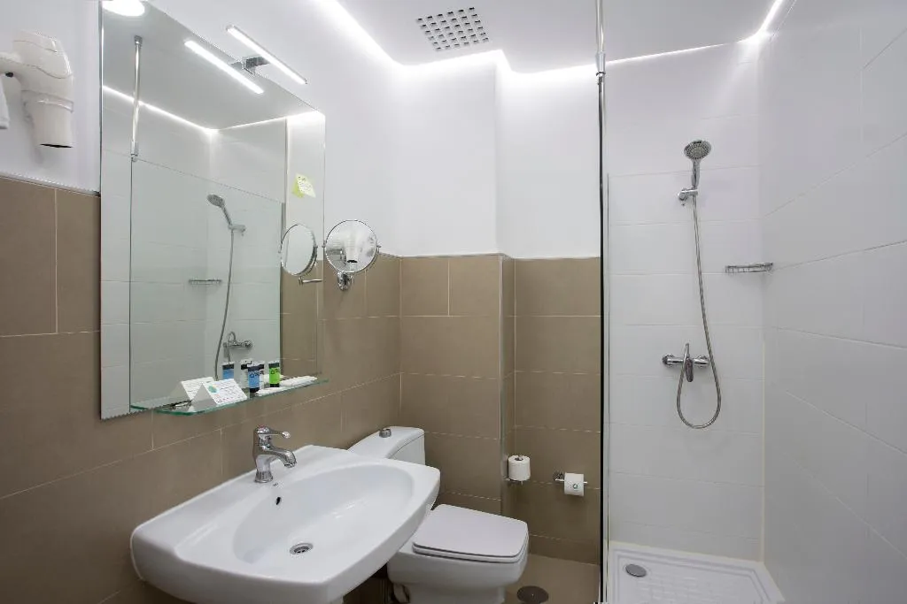 DOUBLE STANDARD Room, Casual del Teatro Madrid, Madrid