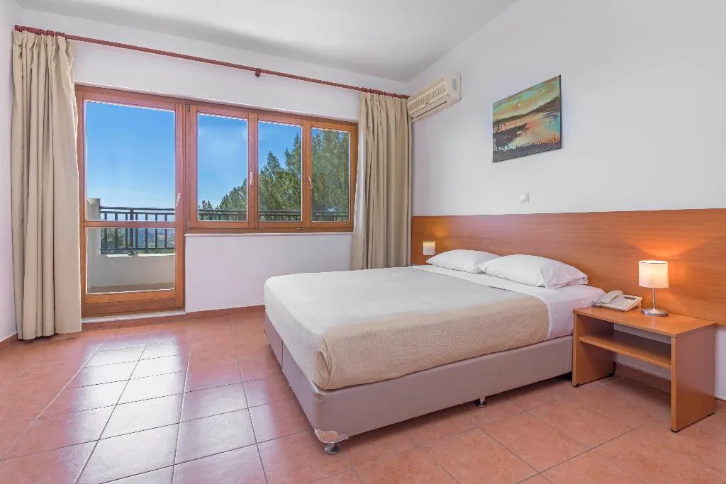 Room, Helena Christina, Rhodes