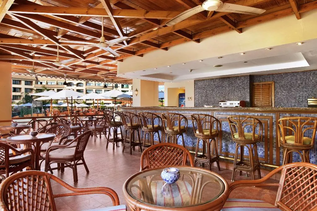 Bar, Hilton Pyramids Golf, Cairo