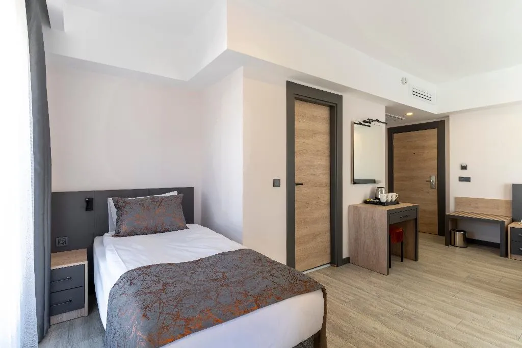 TRIPLE THREE BEDROOMS ONE BATHROOM Room, Irenic Hotel, Antalya
