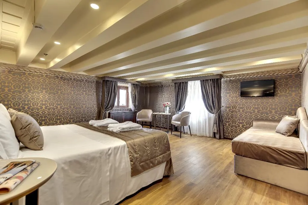 JUNIOR SUITE STANDARD Room, Dona Palace, Venice