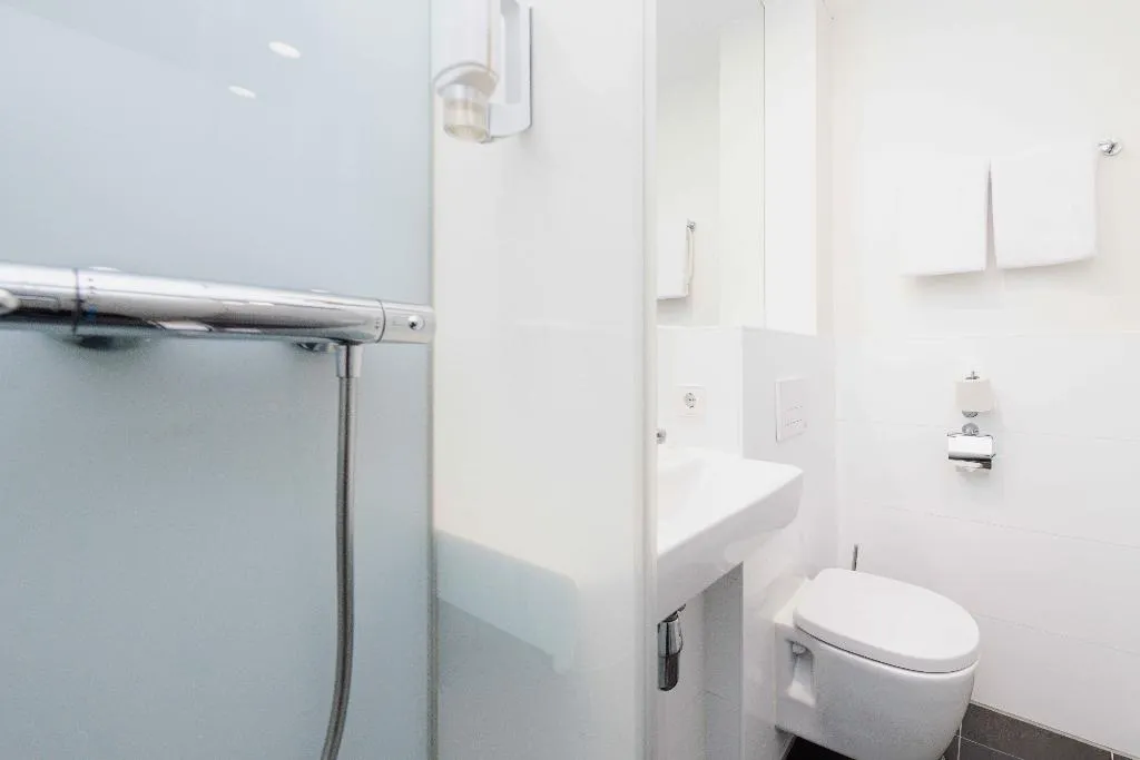 TRIPLE STANDARD Room, easyHotel Amsterdam Zaandam, Amsterdam