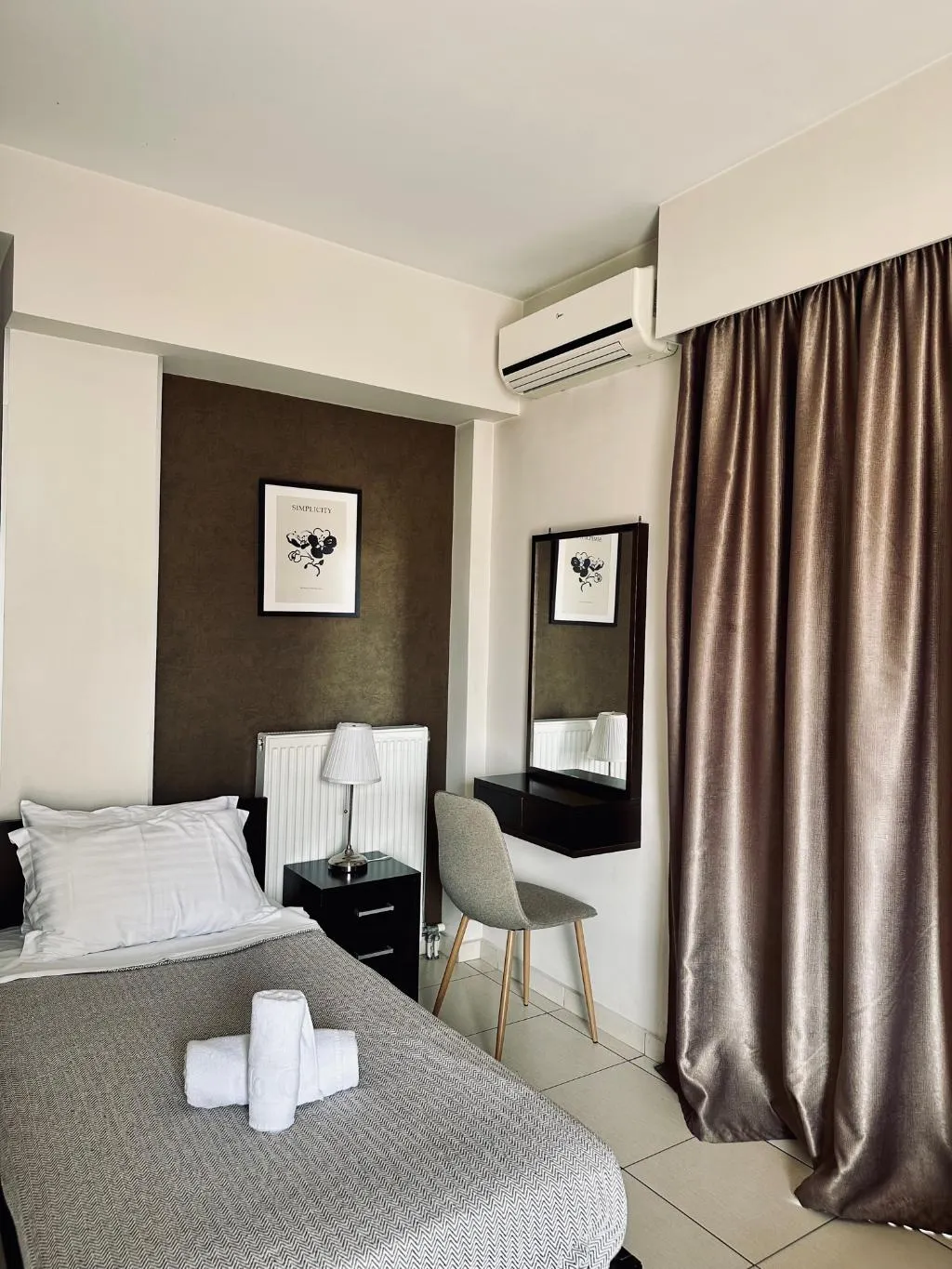 TRIPLE STANDARD Room, Mc Queen, Athens