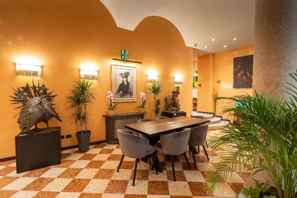 Lobby, Regina, Milan