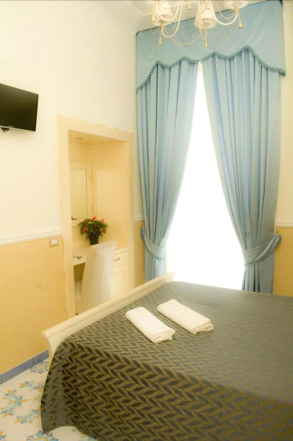 Room, Bed And Breakfast Medea, Naples