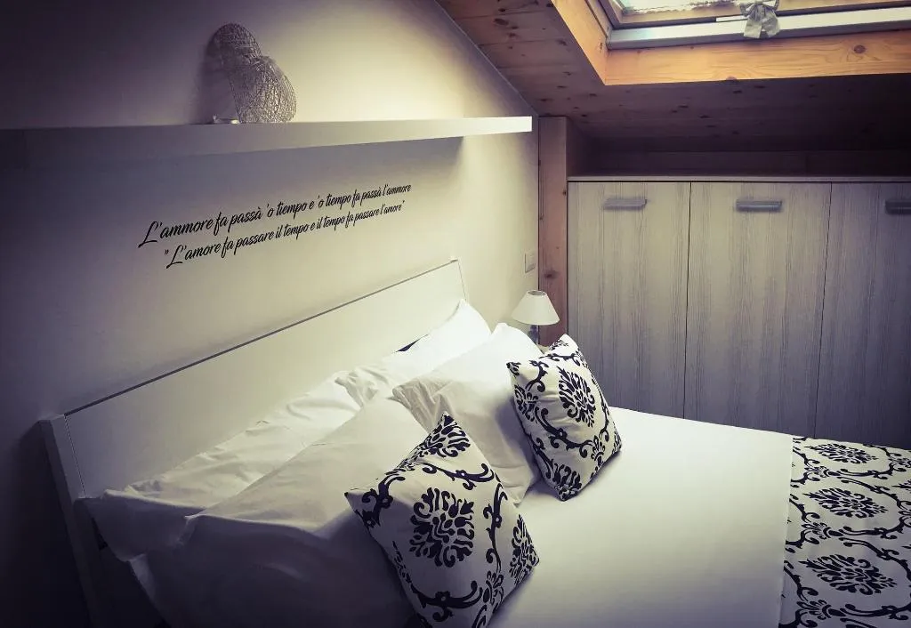 Room, Na Bona Nuttata, Naples