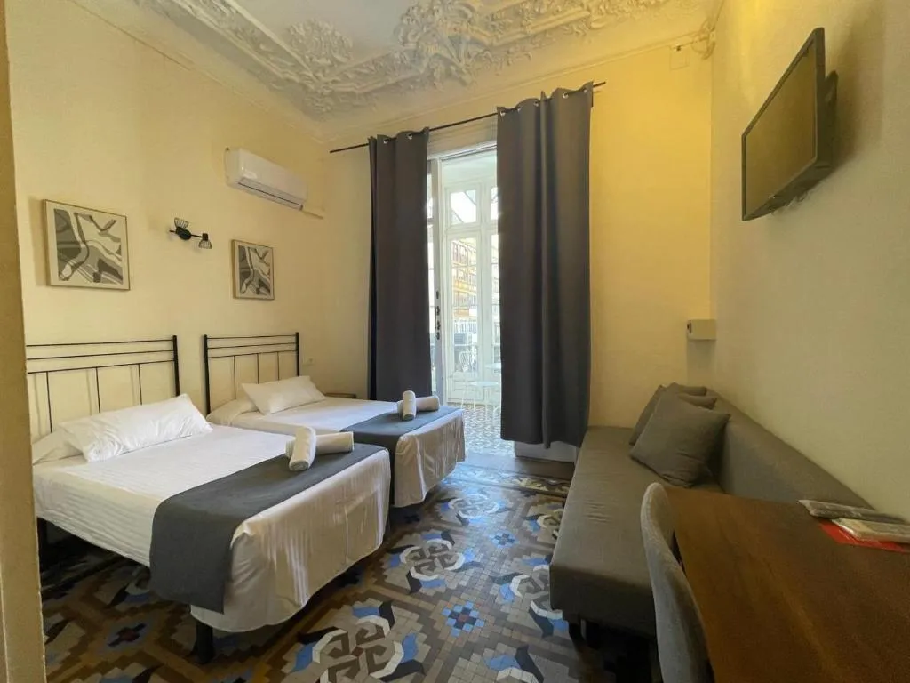 QUADRUPLE TWO DOUBLE BEDS Room, Hostal Balmes Centro, Barcelona