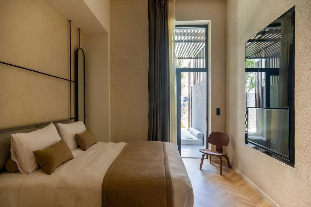 Room, Newel Psychiko, Athens