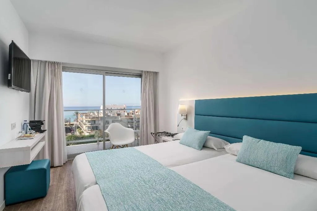 Room, Alua Leo, Majorca
