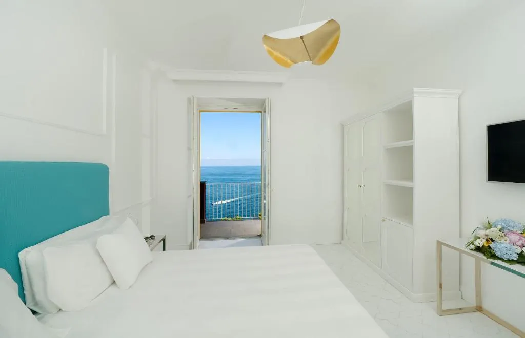 Room, Lorelei Londres, Naples