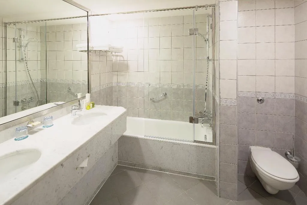 Double or Twin DELUXE CITY VIEW Room, Occidental Sharjah Grand, Dubai