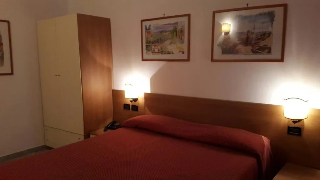 Room, Hotel Mediterraneo, Naples