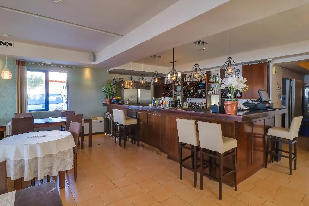 Bar, Alexis, Crete