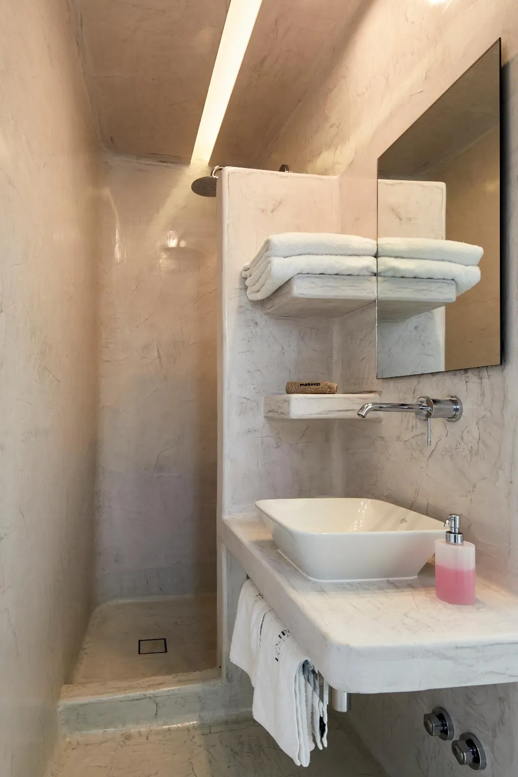 Room DELUXE WITH JACUZZI Room, Kouros Village, Santorini