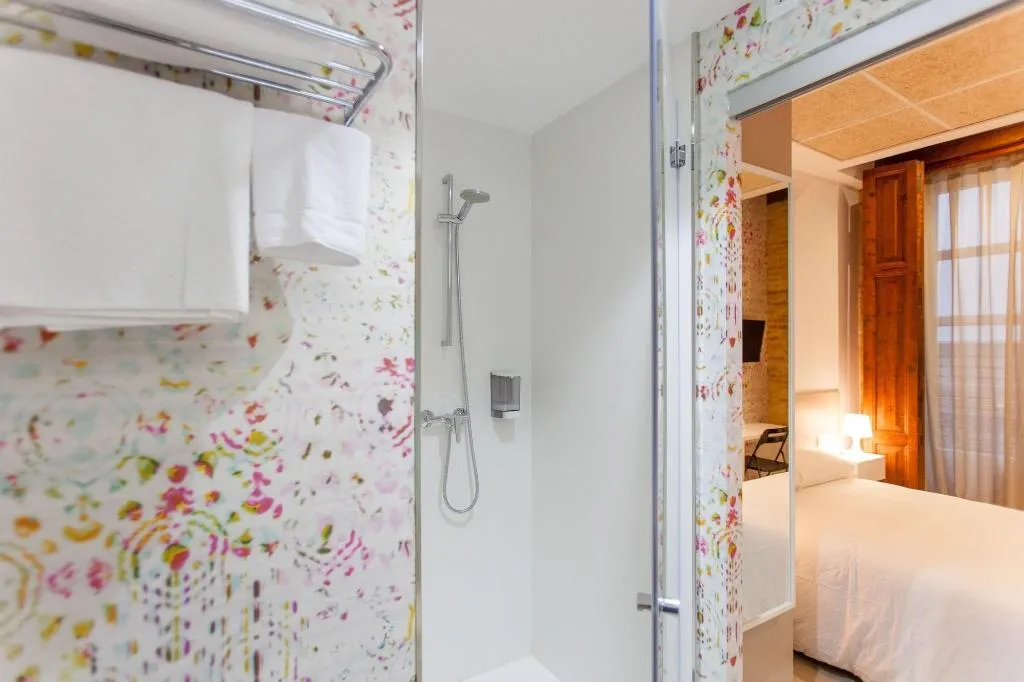 Room, Host & Home, Valencia