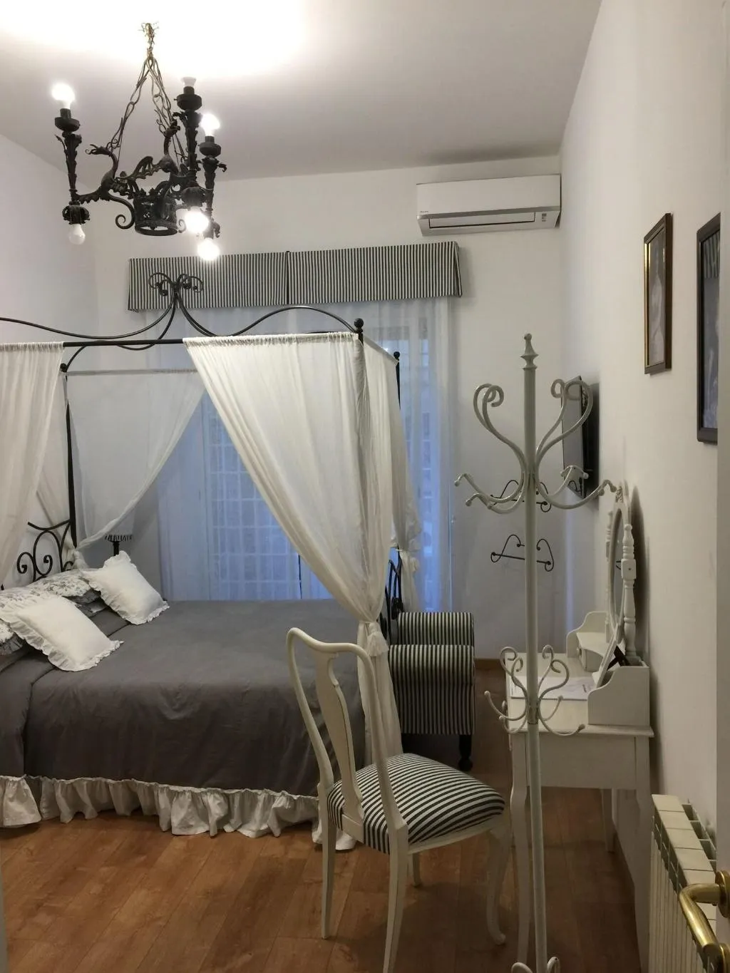 Room, La Piazzetta Delle Regine, Rome