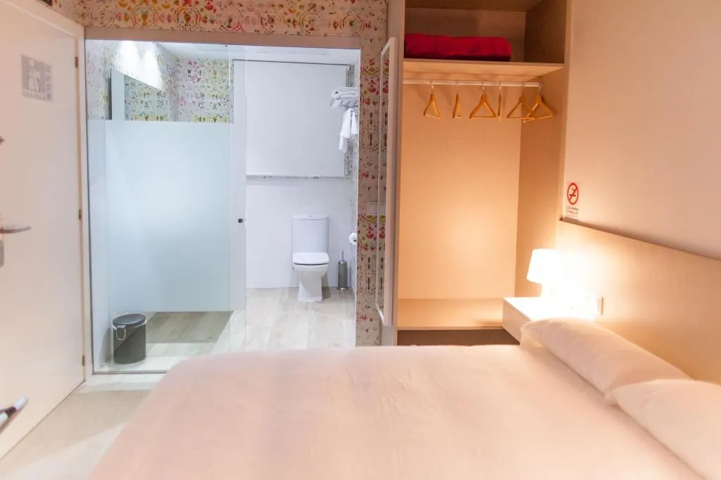 Room, Host & Home, Valencia