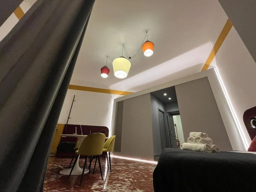 Room, Rettifilo 311, Naples