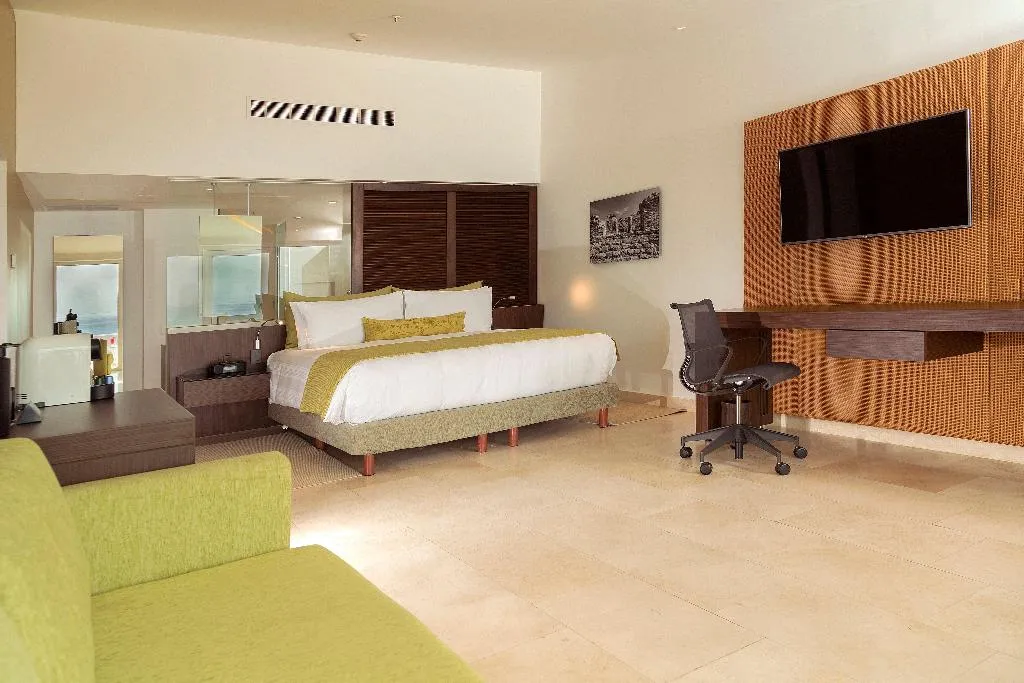SUITE OCEAN FRONT KING BED Room, InterContinental Presidente Cancun Resort, Cancun Area