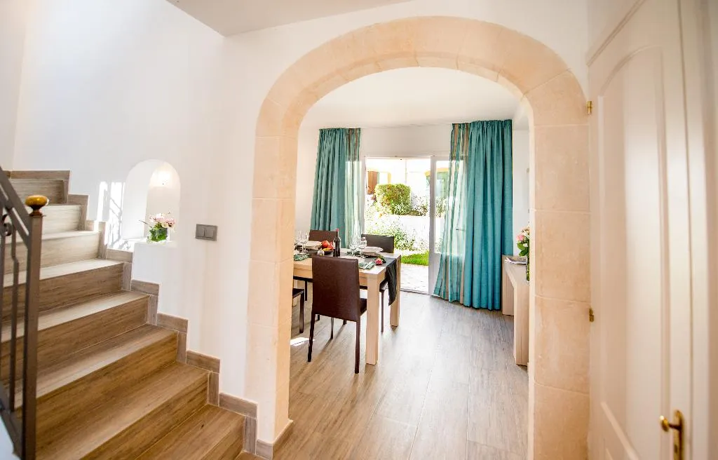 VILLA CAPACITY 6 THREE BEDROOM Room, Ona Aucanada, Majorca