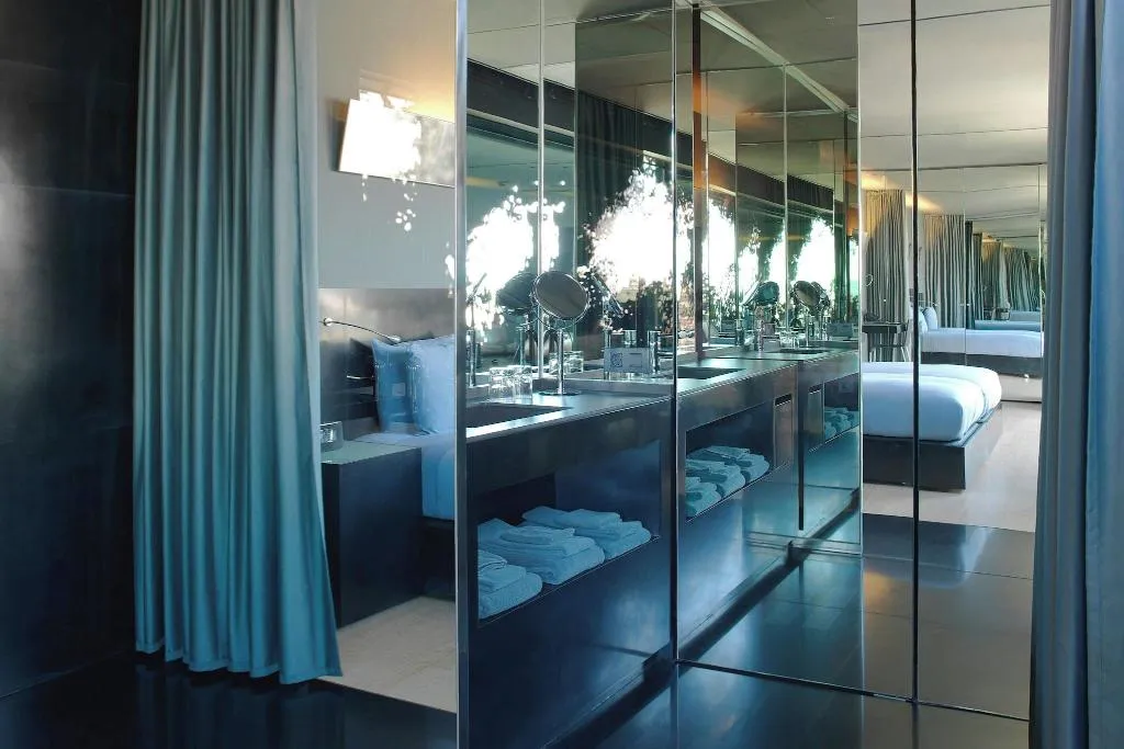 JUNIOR SUITE CITY VIEW TWO BEDS Room, Renaissance Barcelona Fira, Barcelona