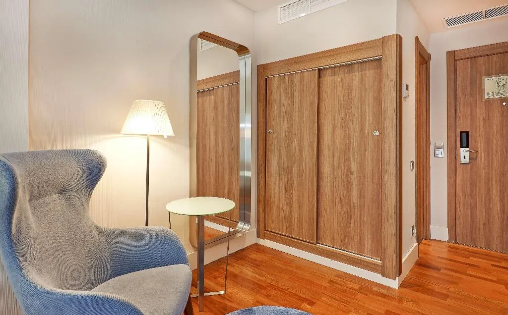 DOUBLE SUPERIOR Room, NH Barcelona Les Corts, Barcelona