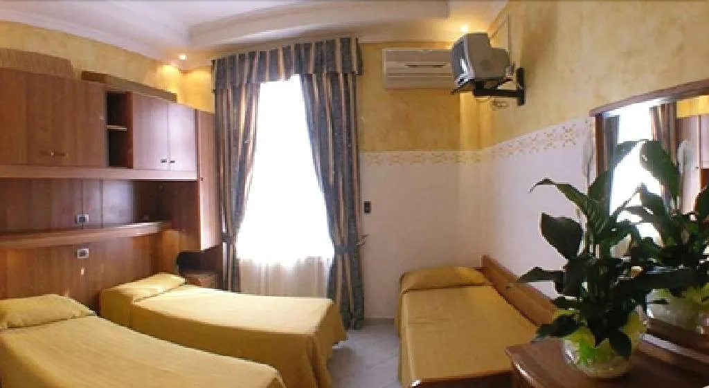 Room, Mari 2, Naples