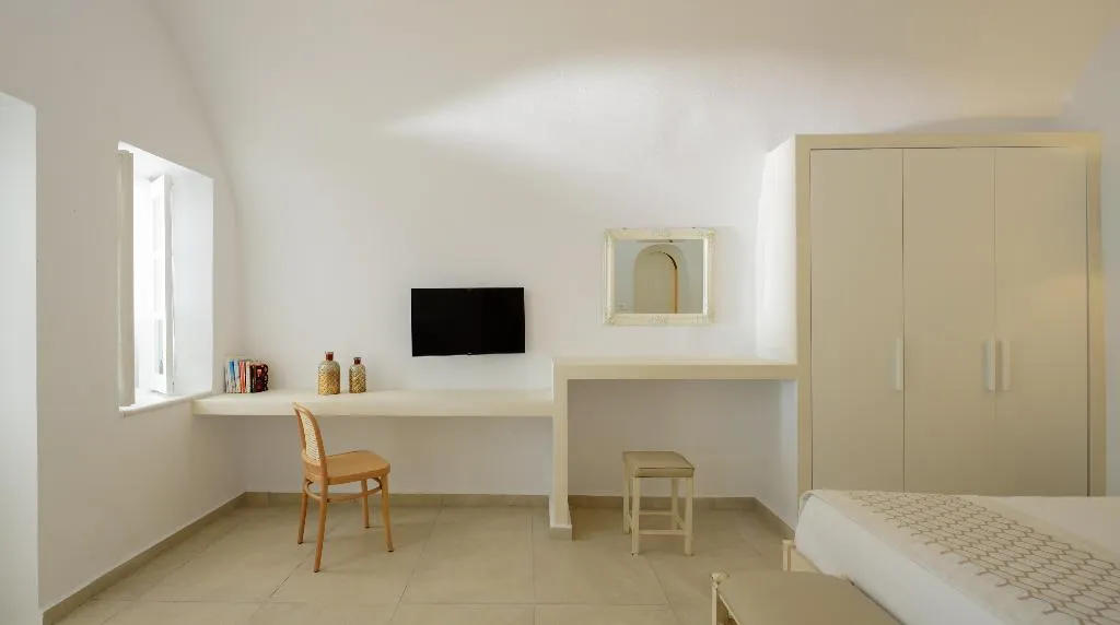 APARTMENT DELUXE WITH JACUZZI Room, Kamares Apartments, Santorini