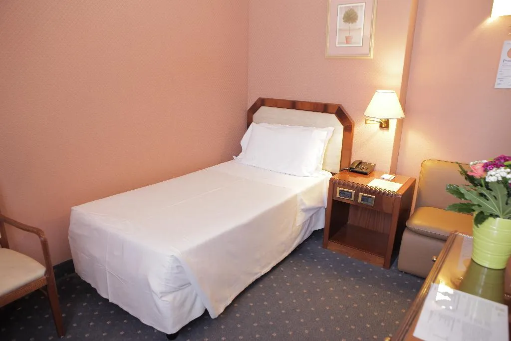 SINGLE STANDARD Room, Bristol Hotel, Milan
